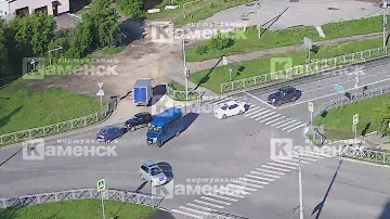 На перекрестке Каменска-Уральского автомобиль на буксире столкнулся с легковушкой